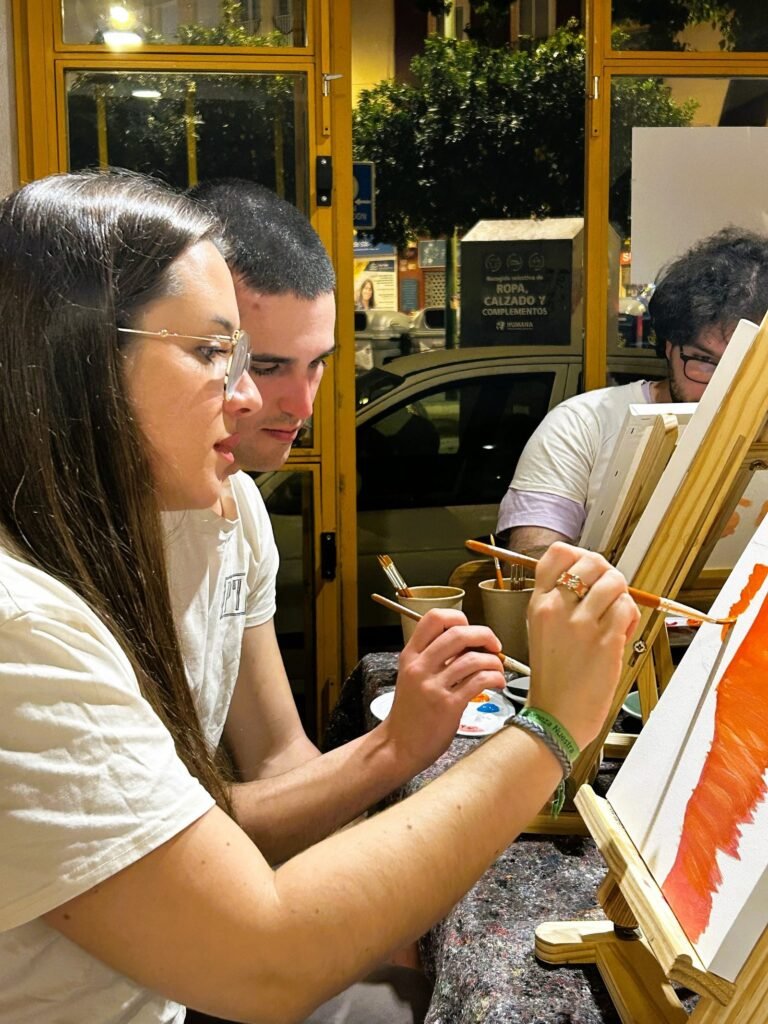 Participantes pintando sus cuadros en el taller