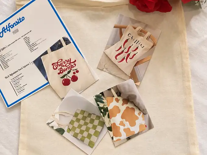 Carta de bebidas junto a diseños de tote bags